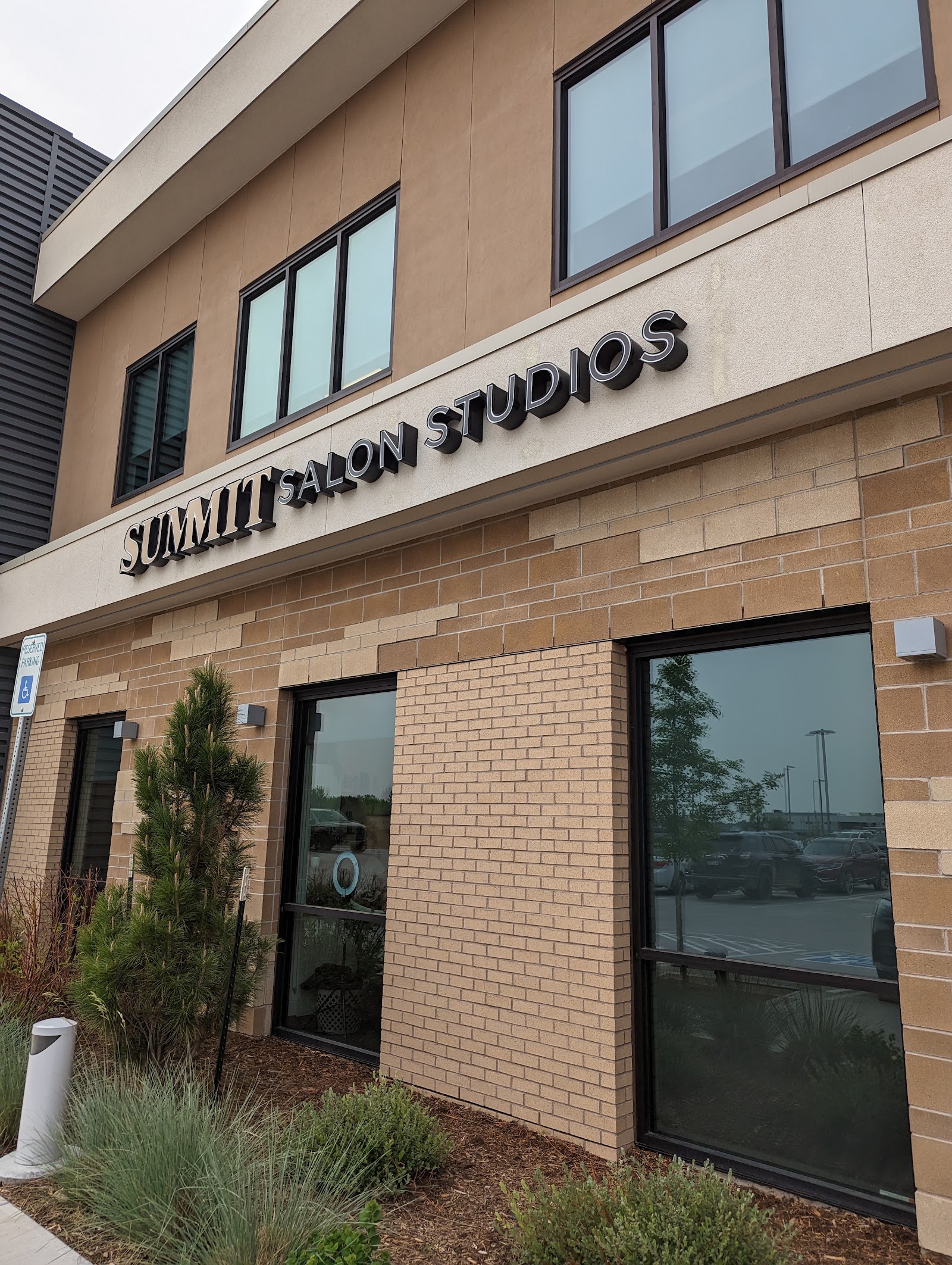 Summit Salon Studios logo